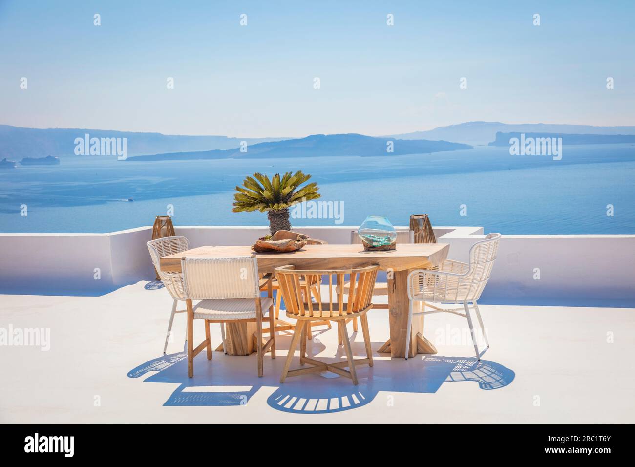 Santorin pour le repos. Grèce, île de Santorin, Oia - architecture blanche et bleu profond. Table et chaises sur la terrasse. Îles grecques, Santorin, Europ Banque D'Images