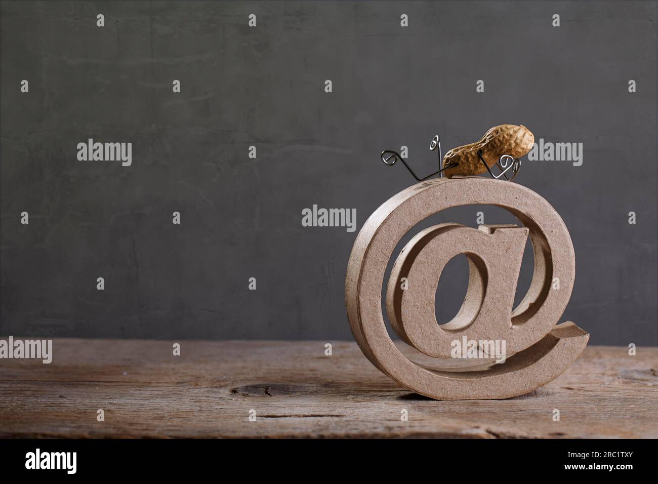 Choses simples Peanut Man avec le signe comme symbole pour Internet et la communication par courrier électronique Banque D'Images