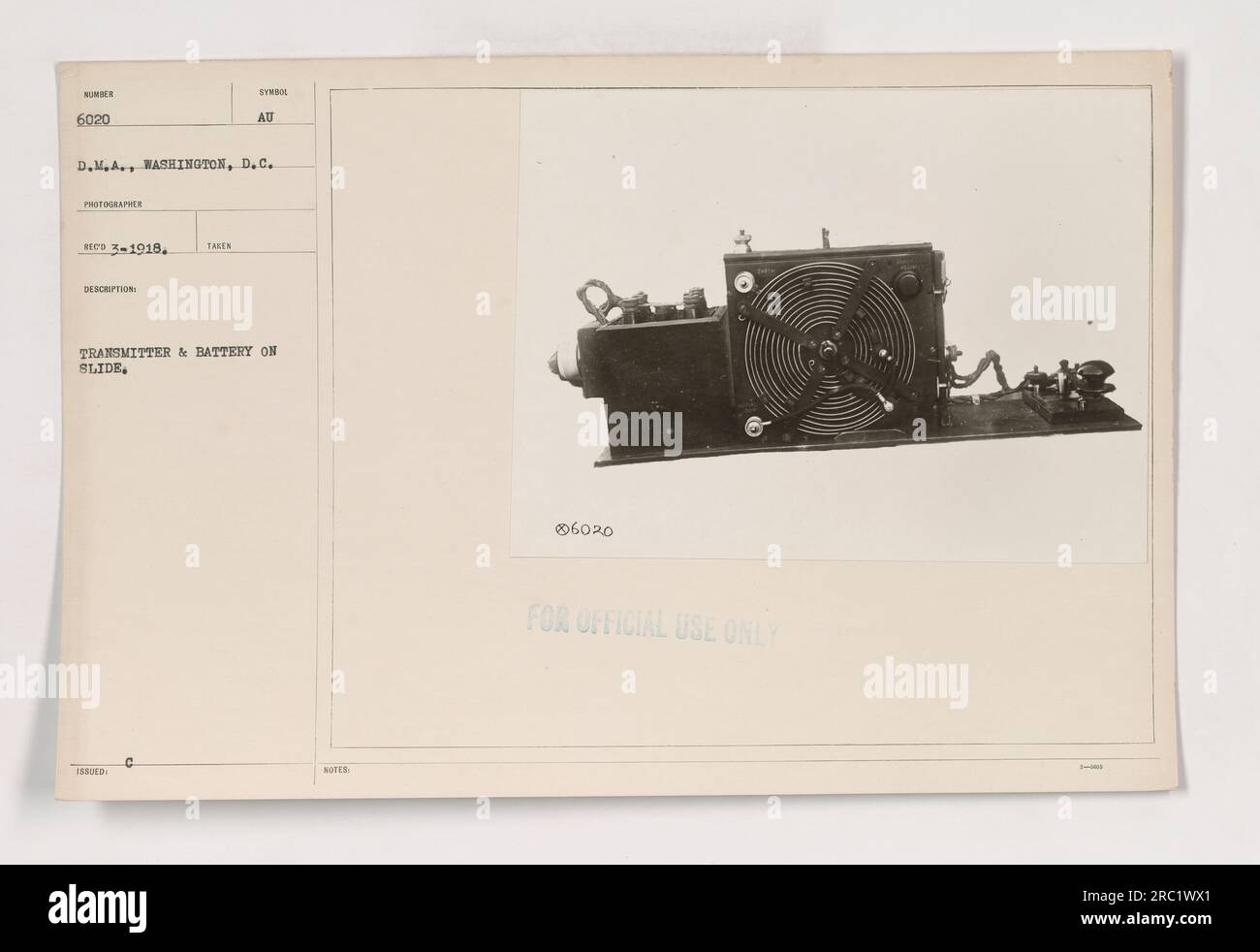 Photographie montrant un émetteur et une pile sur une diapositive, identifiée comme 111-SC-6020, prise par le photographe D.M.A. à Washington, D.C. en mars 1918. La description indique que l'image a été prise pour un usage officiel seulement. Banque D'Images