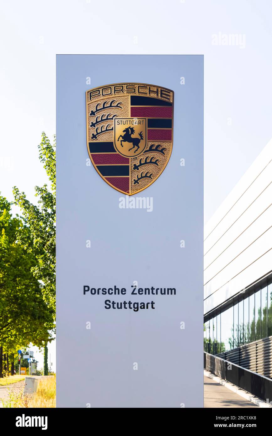 Nouveau logo pour la marque de voitures de sport Porsche, Porsche Centre, Stuttgart, Baden-Wuerttemberg, Allemagne Banque D'Images