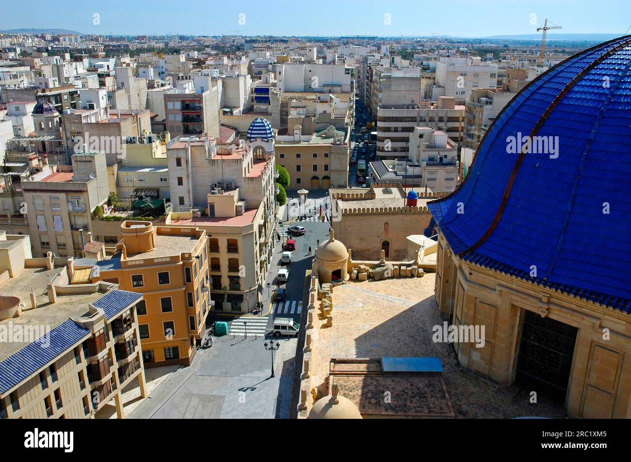 Vue sur Elche, Alicante, Costa Blanca, Espagne, dôme bleu Banque D'Images