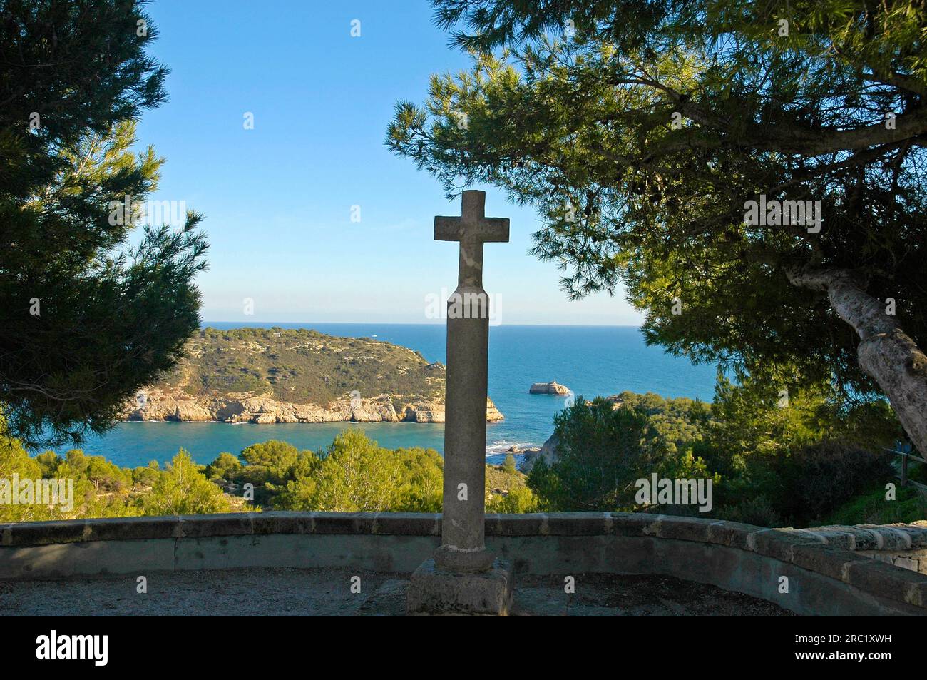 Traverser au point de vue, Cap de Portitxol, Île de Portitxol, Javea, Costa Blanca, Xabia, Crucifix, Espagne Banque D'Images