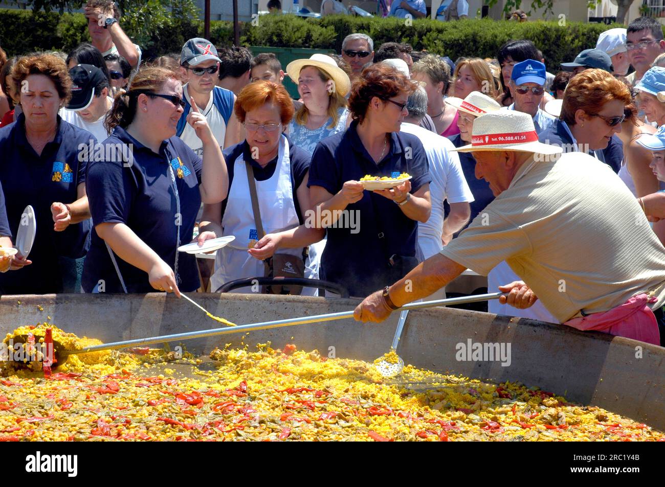 Visiteurs au pan de paella géant, Fiesta Sant Joan, pan, festival folklorique, Altea, Costa Blanca, Espagne Banque D'Images