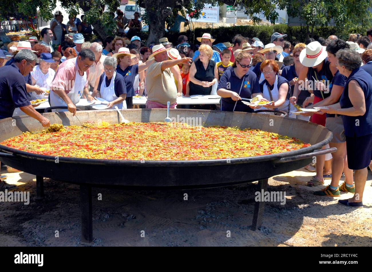 Visiteurs au pan de paella géant, Fiesta Sant Joan, pan, festival folklorique, Altea, Costa Blanca, Espagne Banque D'Images