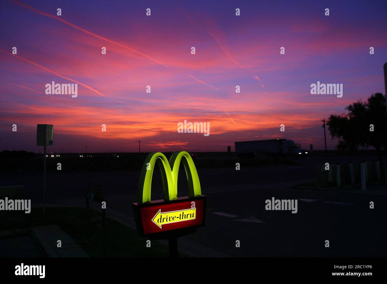 MacDonalds, drive through, ambiance du soir dans la vallée centrale près de Bakersfield, Californie, États-Unis Banque D'Images