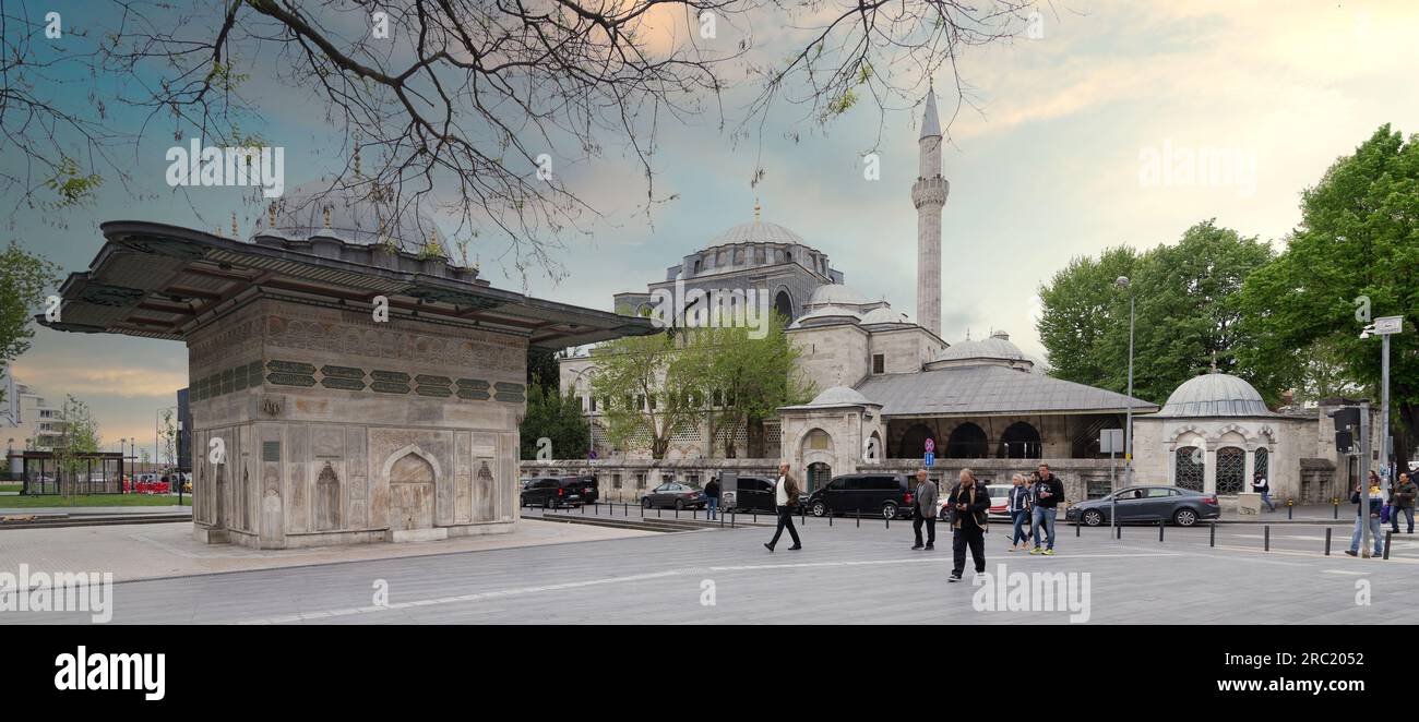 Istanbul, Turquie - 5 mai 2023 : Fontaine Kilic Ali Pasha et Mosquée Kilic Ali Pasha, construite par le sultan ottoman Mahmud I, située dans le quartier de Tophane de Beyoglu, à côté du terminal de croisière de Galataport Banque D'Images