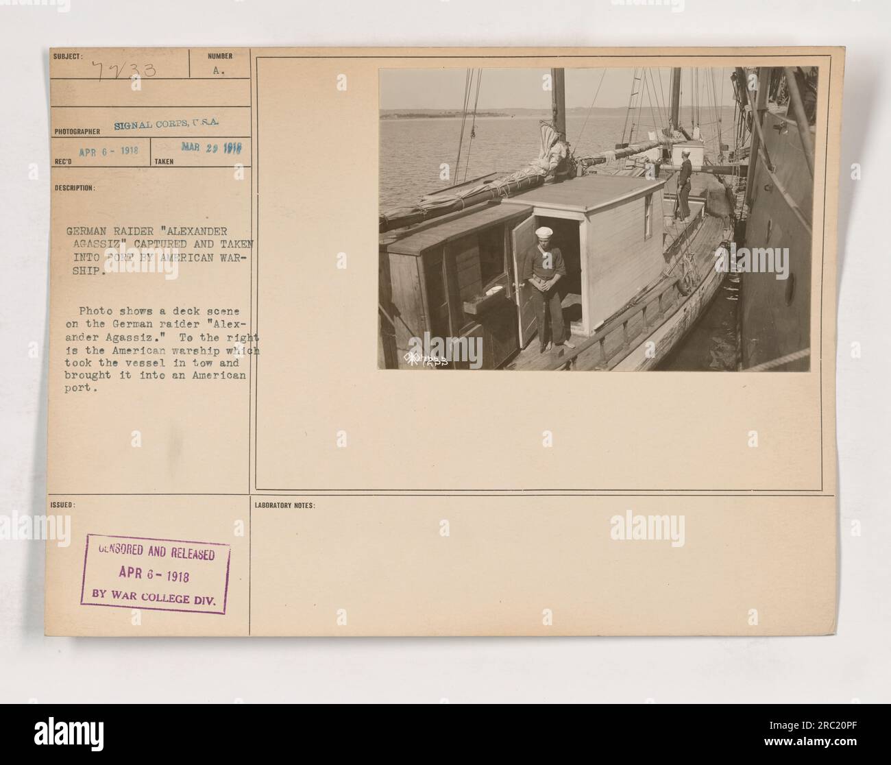 Image montrant le raider allemand « Alexander Agassiz » capturé et remorqué dans le port par un navire de guerre américain pendant la première Guerre mondiale. La photo, prise le 29 mars 1918 par le photographe Reco Humber, montre une scène de pont sur le raider allemand avec le navire de guerre américain visible à droite. Censuré et publié le 6 avril 1918 par le War College Division Laboratory. Banque D'Images