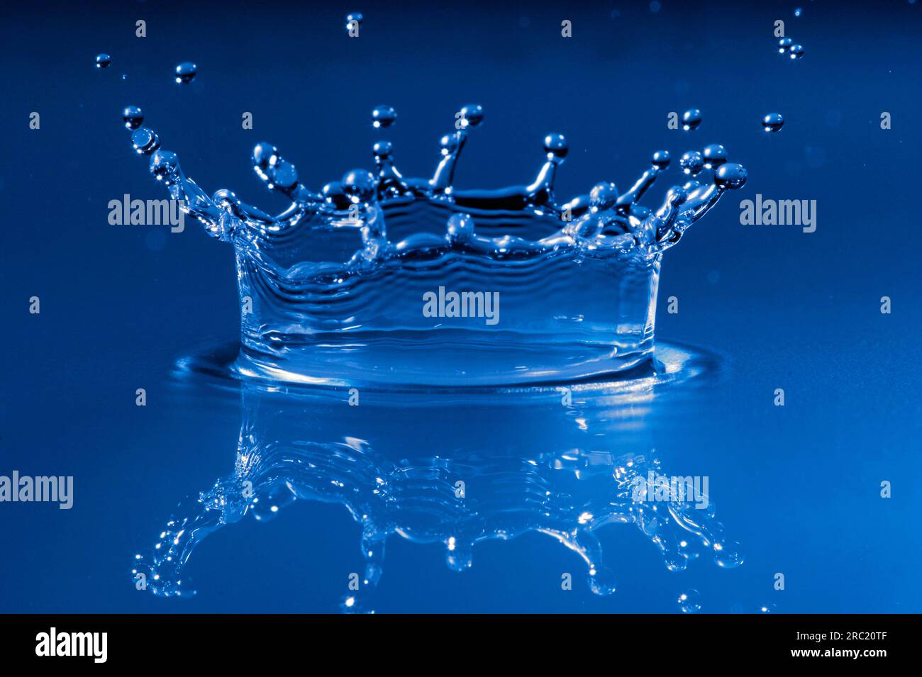 Chute de goutte d'eau, éclats sur la surface Banque D'Images