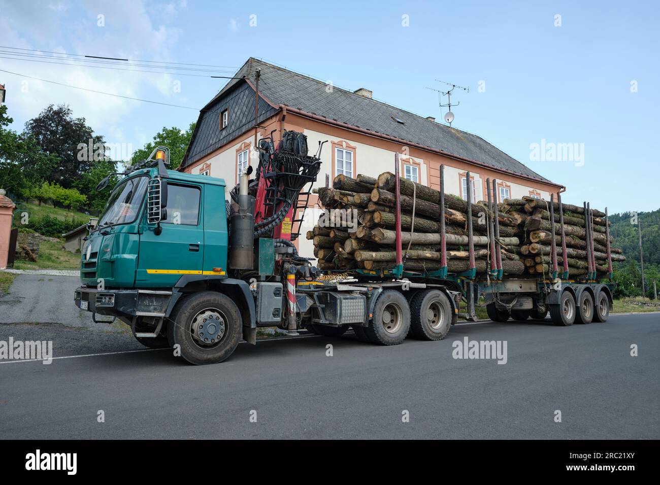 Camion lourd Tatra T815-2 TERRNO1 exploité par une entreprise forestière. Entièrement chargé avec des grumes coupées garées sur la route du village en Tchéquie Banque D'Images