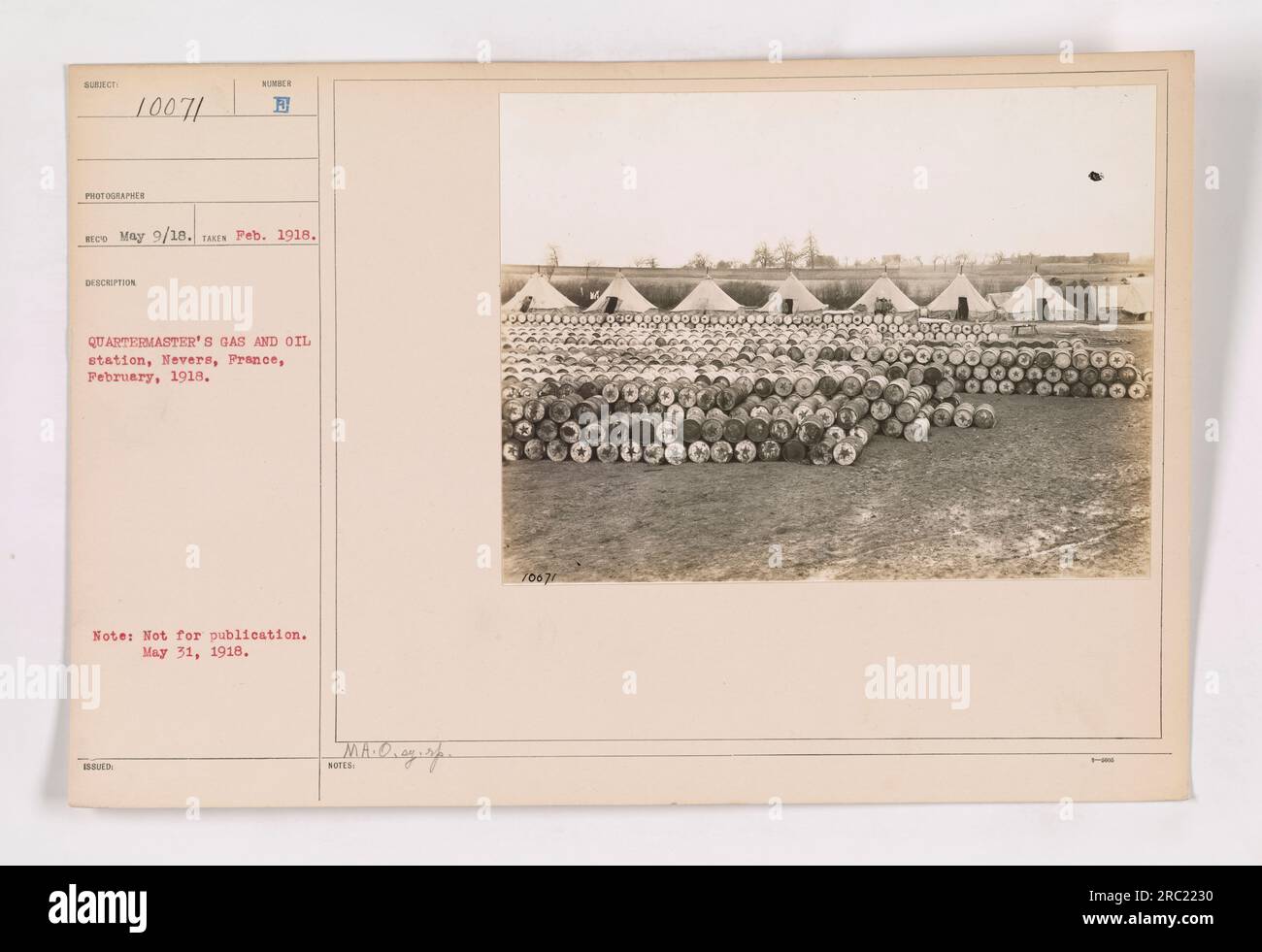Photographie de la station de gaz et de pétrole du quartier maître à Nevers, France, prise en février 1918. Cette image capture une installation militaire fonctionnelle pendant la première Guerre mondiale. Veuillez noter que cette image n'était pas destinée à la publication. Banque D'Images