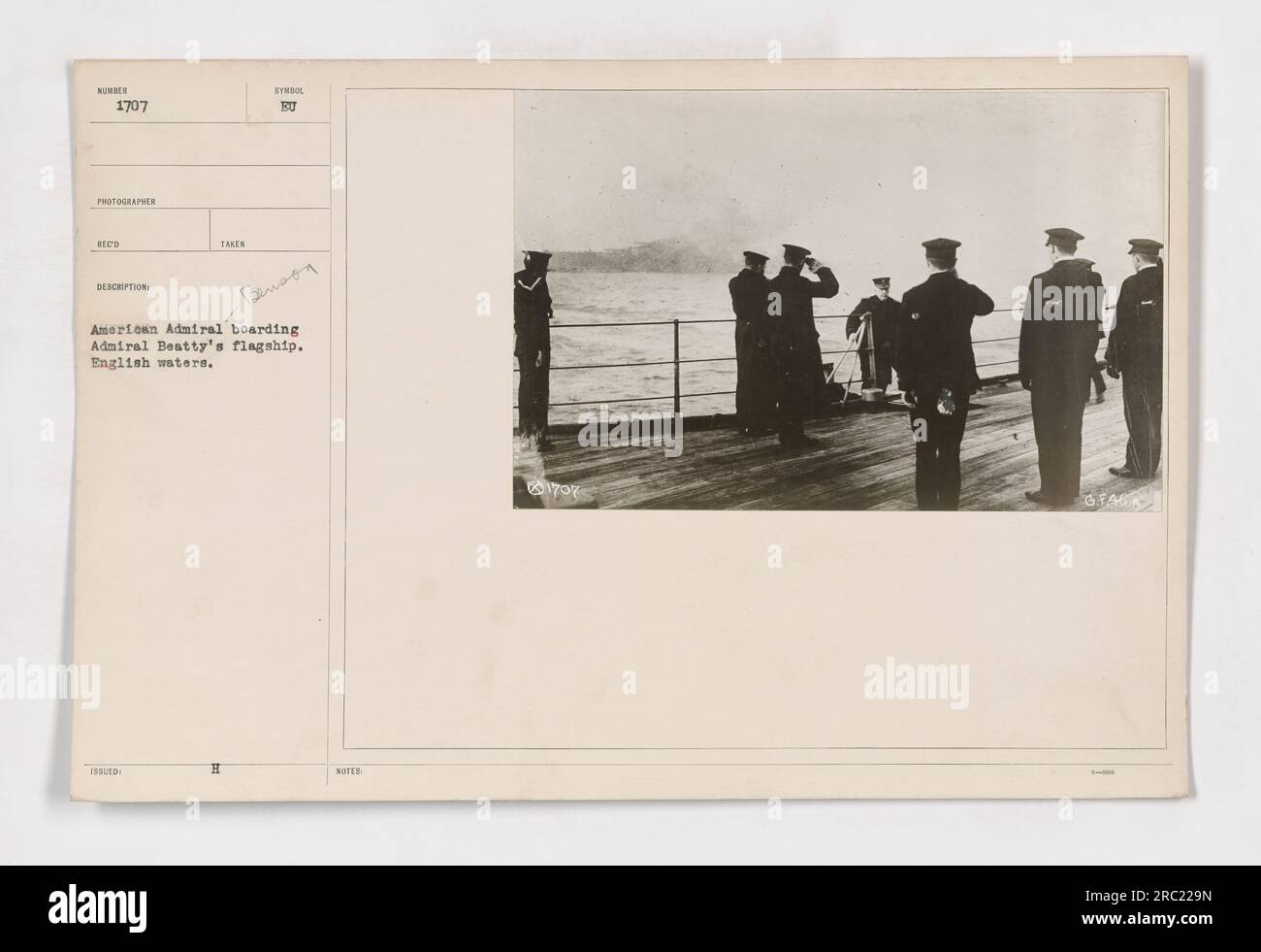 Amiral Benson arrivant à bord du navire amiral britannique pendant la première Guerre mondiale pour une visite de la Grande flotte britannique. La photographie capture le moment où l'amiral américain est vu à bord du navire amiral Beatty dans les eaux anglaises. L'image est étiquetée 111-SC-1707, avec le photographe répertorié comme Reco. Banque D'Images