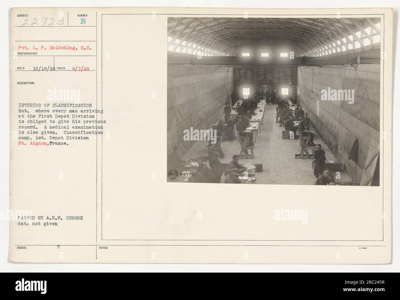 Intérieur d'une cabane de classification à la 1st Depot Division à St. Aignon, France. Le VP L. P. Goldshlag du signal corps est photographié ici donnant son record précédent dans le cadre du processus obligatoire à l'arrivée. Un examen médical est également effectué dans ce camp de classification. Photo émise par A.E.F. Censor. Banque D'Images