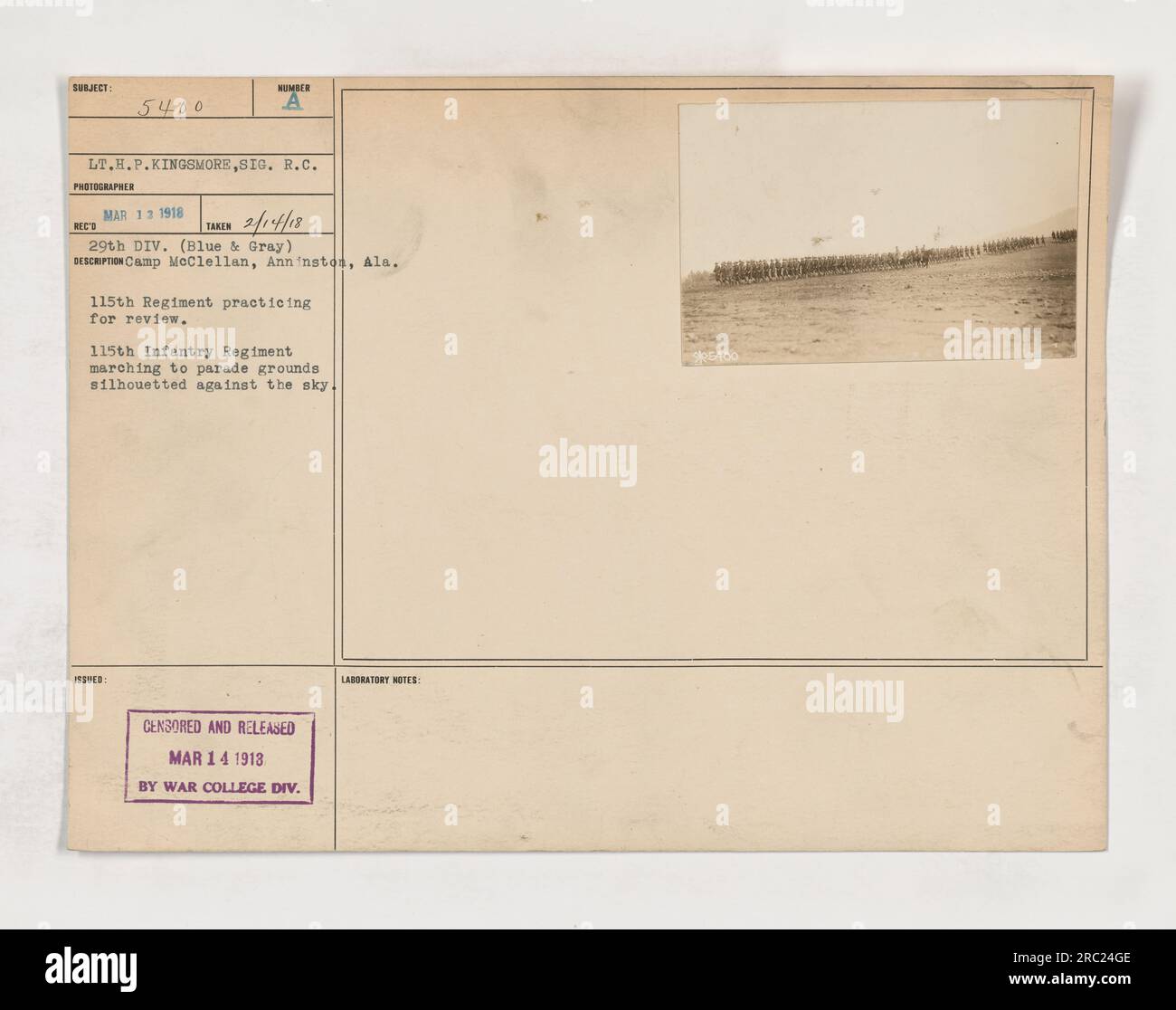 La photo montre le 115th Infantry Regiment marchant vers le terrain de parade au Camp McClellan, Anniston, Alabama. L'image a été capturée par le lieutenant H.P. KINGSMORE les 1 et 4 février 1918, lors d'une séance d'entraînement pour une prochaine revue. La photographie a été censurée et publiée le 14 mars 1918 par le War College Division Laboratory. Banque D'Images