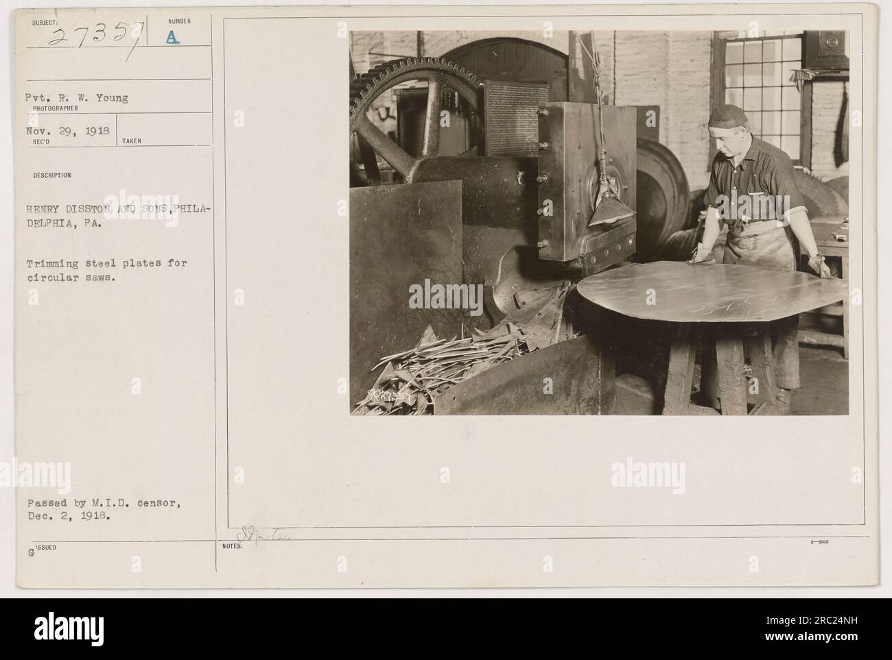 Soldat R.W. Young découpe des plaques d'acier pour scies circulaires chez Henry Disston and Sons à Philadelphie, PA. Cette photo a été prise le 29 novembre 1918. L'image a été approuvée par le censeur de la Division de l'information militaire le 2 décembre 1918. Banque D'Images