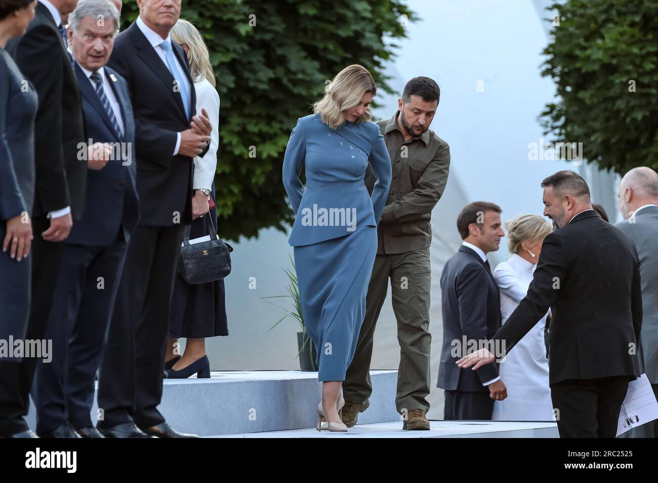 Vilnius, Lituanie. 11 juillet 2023. Président de l'Ukraine, Volodymyr Zelenskyy, Olena Zelenska arrivent pour un dîner social pendant le sommet de haut niveau de l'OTAN. Le Président de la Lituanie organise le dîner des dirigeants mondiaux au Palais présidentiel. L'ordre du jour du sommet couvre la candidature de l'Ukraine à l'adhésion à l'organisation, le processus d'adhésion de la Suède, l'augmentation des stocks d'armes et la révision des plans. Crédit : SOPA Images Limited/Alamy Live News Banque D'Images