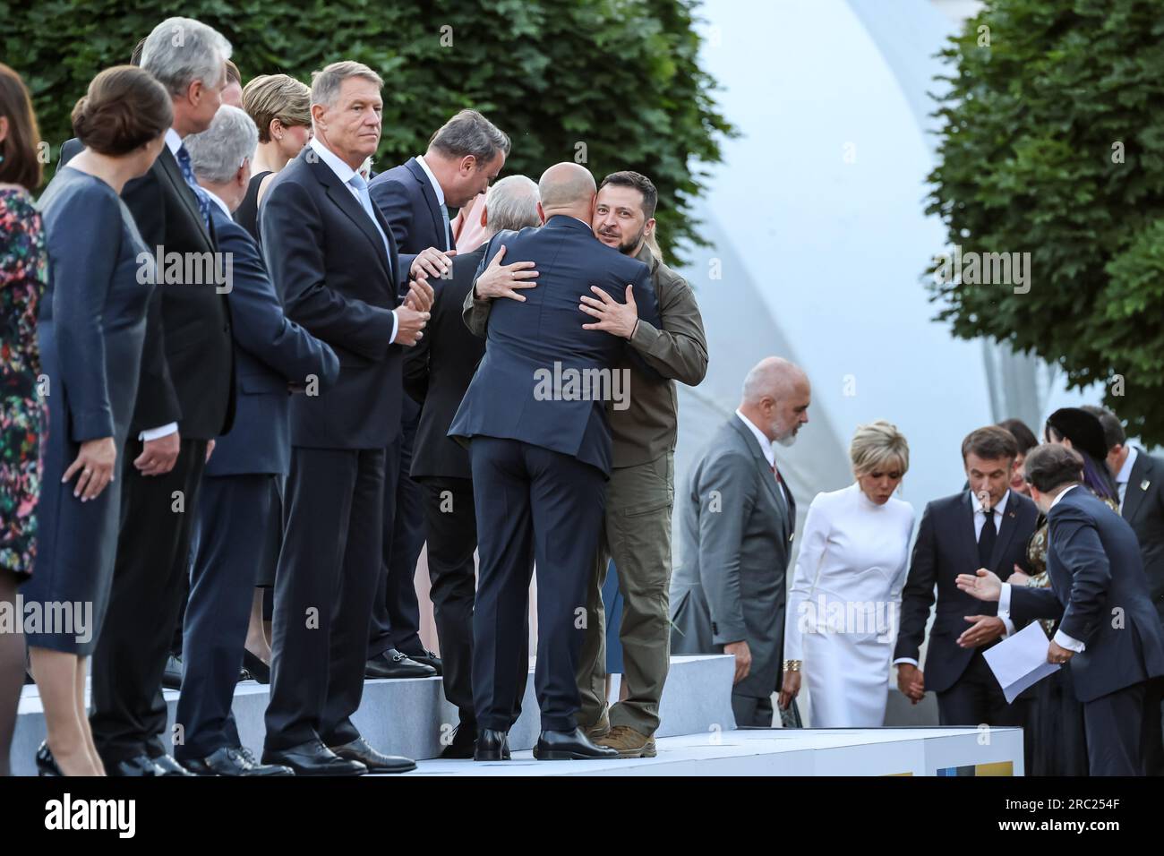 Vilnius, Lituanie. 11 juillet 2023. Le président ukrainien, Volodymyr Zelenskyy, salue les dirigeants du monde entier lors d'un dîner social pendant le sommet de haut niveau de l'OTAN. Le Président de la Lituanie organise le dîner des dirigeants mondiaux au Palais présidentiel. L'ordre du jour du sommet couvre la candidature de l'Ukraine à l'adhésion à l'organisation, le processus d'adhésion de la Suède, l'augmentation des stocks d'armes et la révision des plans. Crédit : SOPA Images Limited/Alamy Live News Banque D'Images