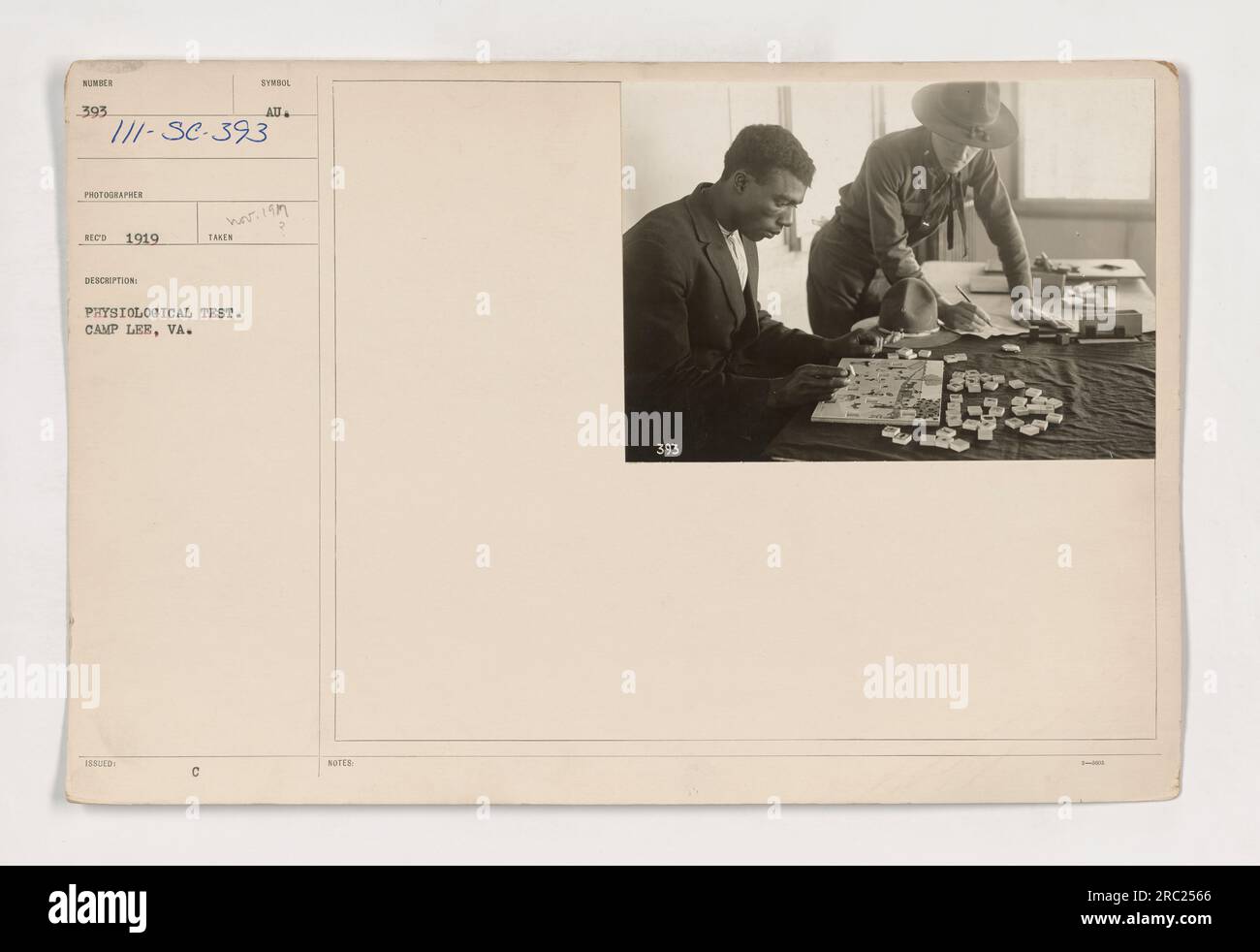 111-SC-393 - soldats participant à un test psychologique connu sous le nom de « Healey Picture Psychological Test » pendant la première Guerre mondiale. Le test a été effectué par des psychiatres pour évaluer les personnes qui n'avaient pas réussi le test de groupe. Cette photo particulière a été prise à Camp Lee, Virginie en 1919. Banque D'Images