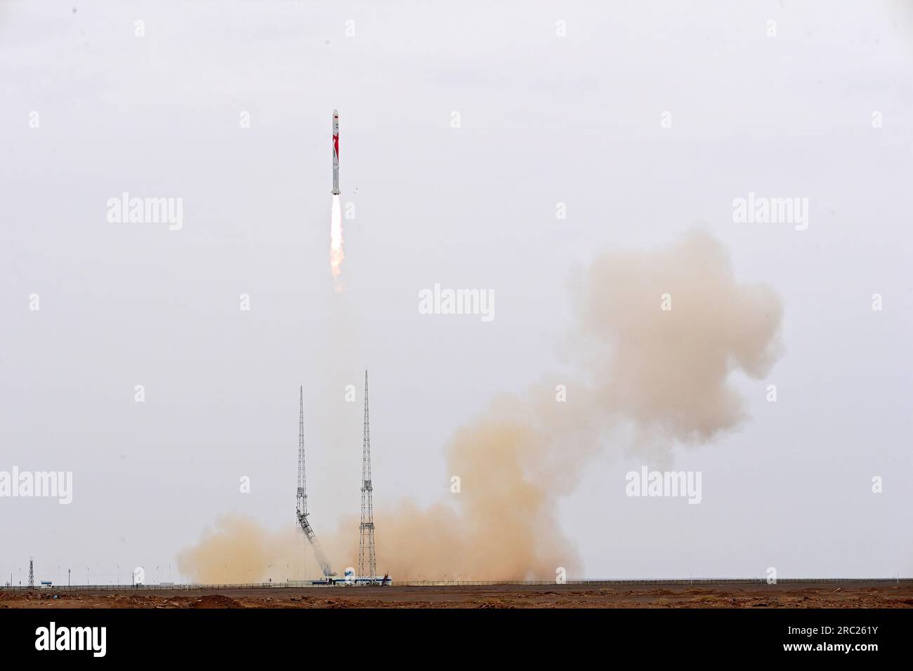 Jiuquan. 12 juillet 2023. La fusée Zhuque-2 explose du centre de lancement de satellites Jiuquan dans le nord-ouest de la Chine le 12 juillet 2023. La fusée porteuse a achevé la mission de vol selon la procédure, ce qui a fait du lancement un succès. Crédit : Wang Jiangbo/Xinhua/Alamy Live News Banque D'Images