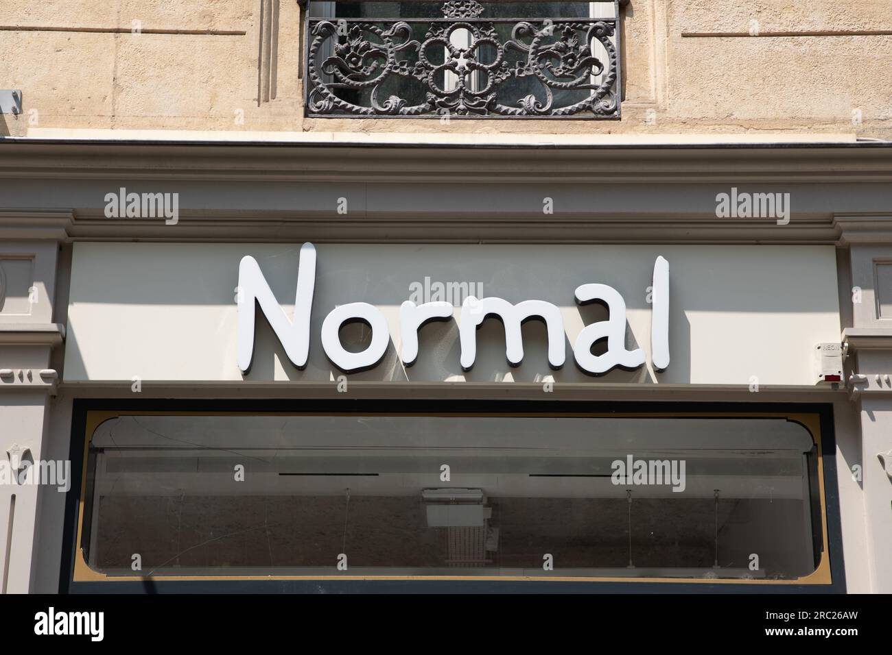 Bordeaux , Aquitaine France - 06 21 2023 : signe normal de marque et logo de texte sur la façade Superstore bâtiment de magasin régulier à faible coût de vente au détail de produits ordina Banque D'Images Bordeaux , Aquitaine France - 06 21 2023 : signe normal de marque et logo de texte sur la façade Superstore bâtiment de magasin régulier à faible coût de vente au détail de produits ordina Banque D'Images