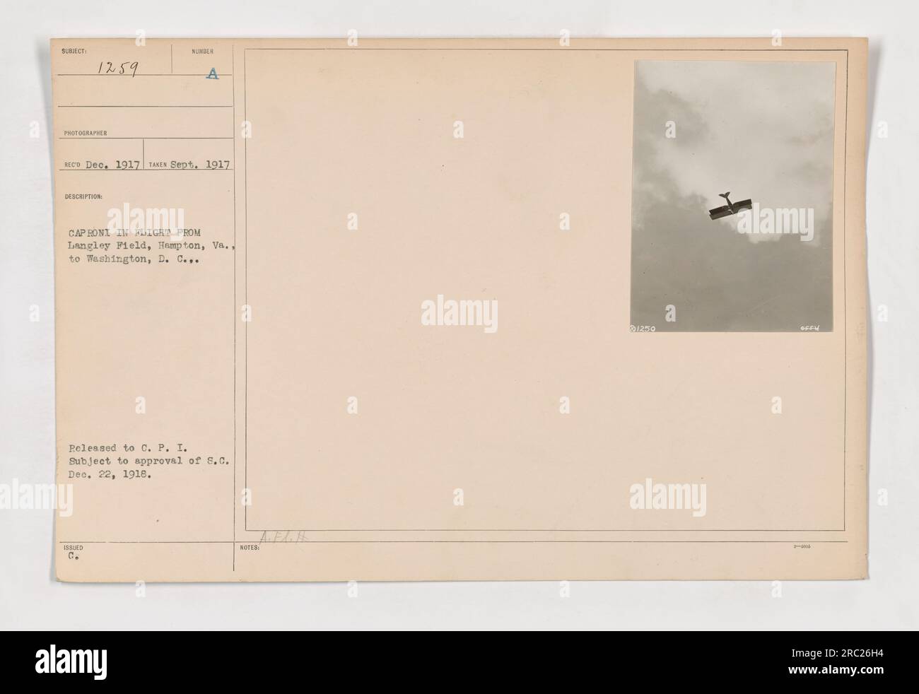 Sur cette photo, un avion Caproni est vu en vol de Langley Field, Hampton, va à Washington DC La photo a été prise en septembre 1917 et reçue en décembre 1917. La diffusion de la photo est datée du 22 décembre 1918, sous réserve d'approbation. Le numéro de description est 1259 avec l'approbation de 8,0. Banque D'Images