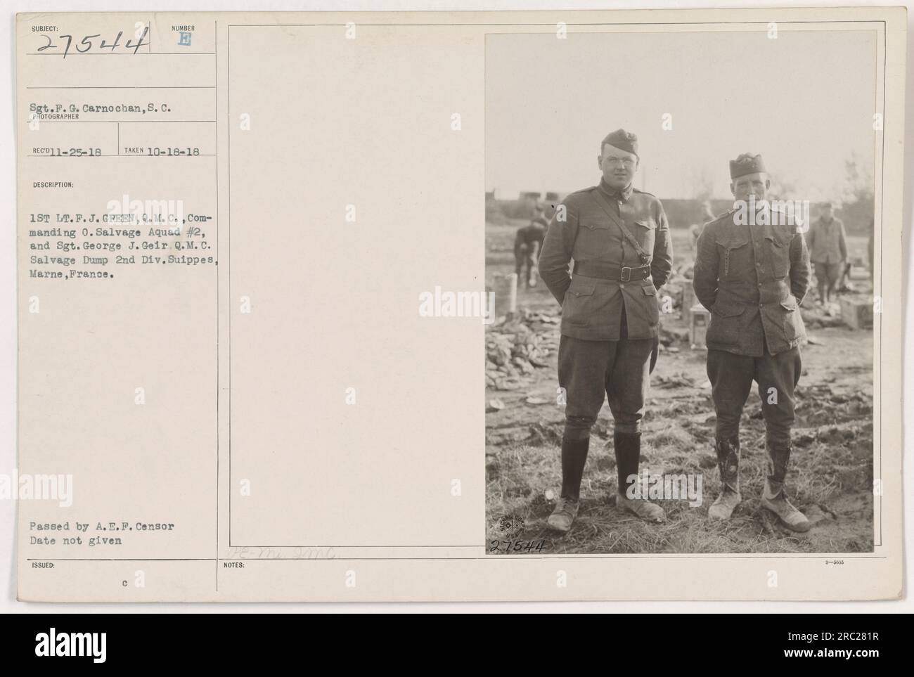 1st Lt. F.J. Green et le sergent George J. Geir de l'Aquad de sauvetage no 2 à Salvage Dump 2nd Div Suippes, Marne, France pendant la première Guerre mondiale. Cette photo a été prise par le Sgt.F. G. Carnochan, S. C. le 18 octobre 1918. L'image a été approuvée par A.E.P. Censurer, mais la date exacte est inconnue. Banque D'Images