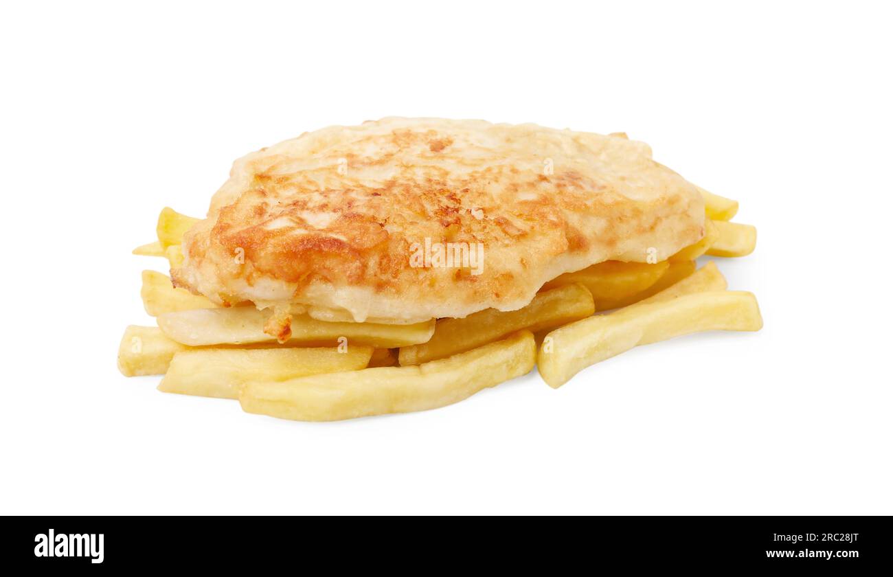 Poisson savoureux dans la pâte à eau gazeuse et chips de pommes de terre isolés sur blanc Banque D'Images