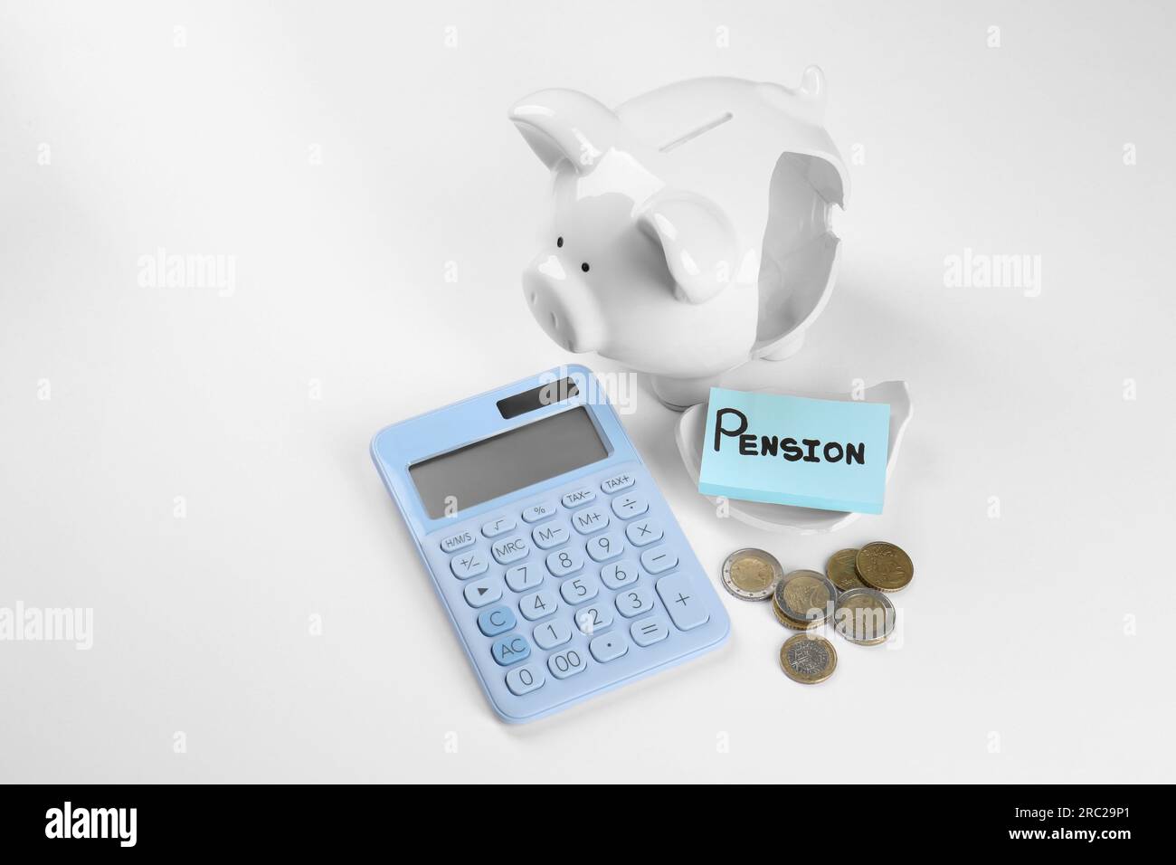 Calculatrice, carte avec le mot Pension, tirelire cassée et pièces de monnaie sur fond blanc. Concept de retraite Banque D'Images