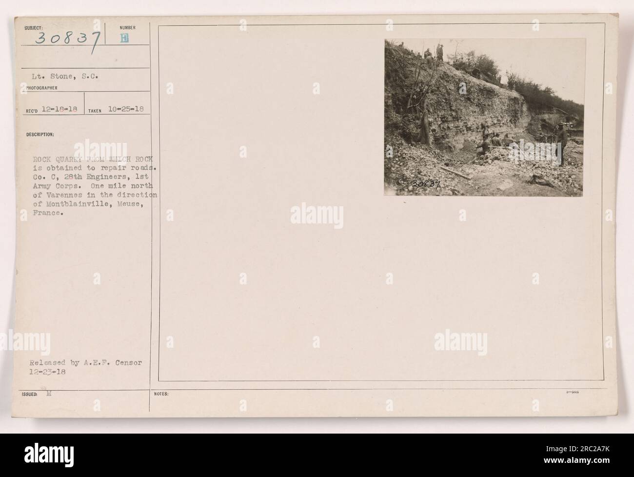 Soldats de Co C, 28th Engineers, sont vus sur cette photographie à la carrière de roche numéro H. Cette carrière a été utilisée pour obtenir des roches pour la réparation des routes. L'emplacement est à un mile au nord de Varennes en direction de Montblainville, Meuse, France. La photo a été prise le 25 octobre 1918 et reçue par le lieutenant Stone le 18 décembre 1918. L'image a été publiée par l'A.E.F. Censurer le 23 décembre 1918. Banque D'Images