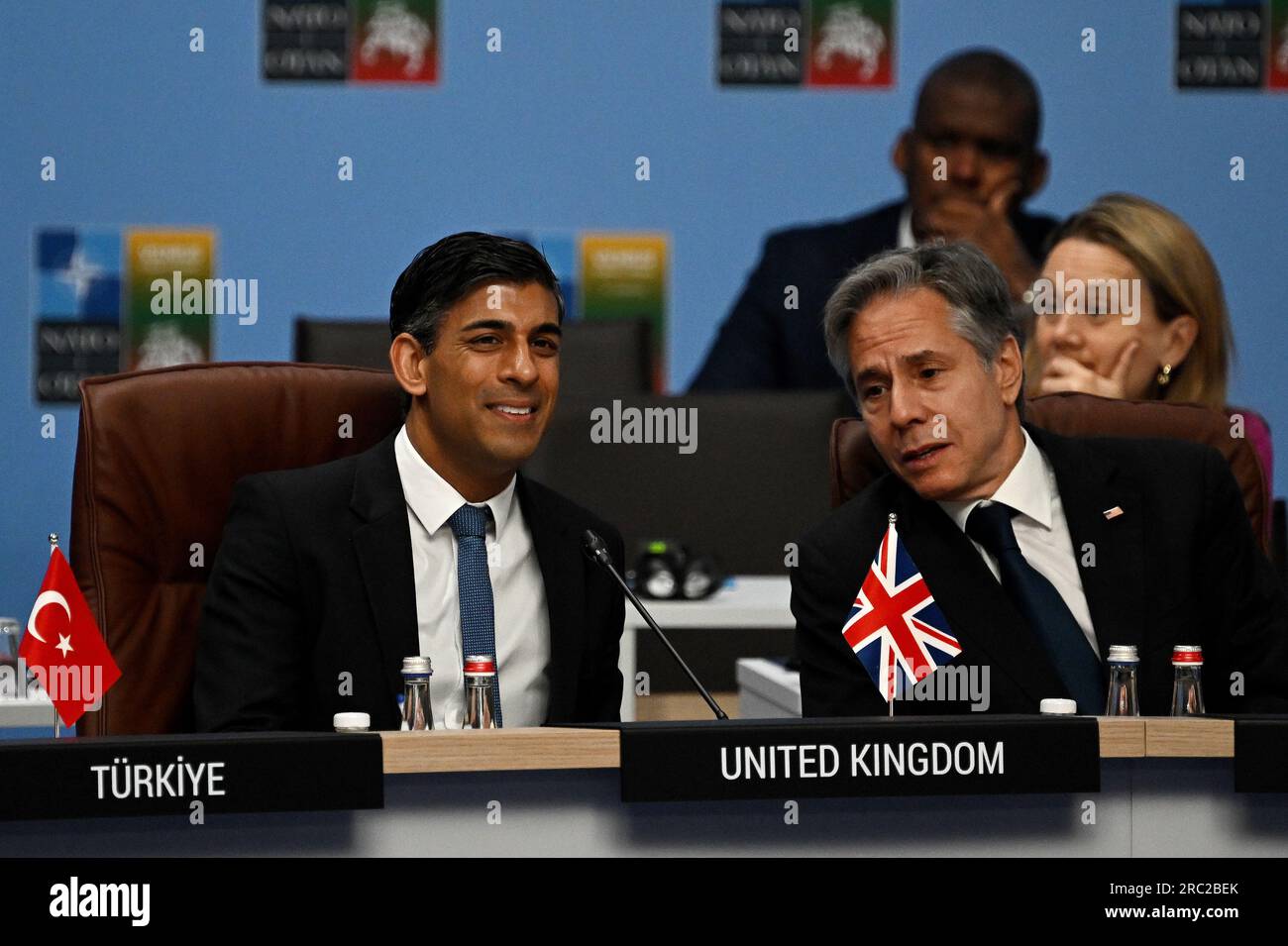 Le Premier ministre Rishi Sunak (à gauche) et le secrétaire d'État américain Antony Blinken assistent à une réunion du Conseil de l'Atlantique Nord (CNA) avec des partenaires de la région Asie-Pacifique lors du sommet de l'OTAN à Vilnius, en Lituanie. Date de la photo : mercredi 12 juillet 2023. Banque D'Images