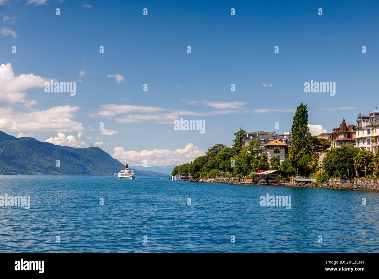Montreux Riviera par une belle journée d'été avec un bateau à vapeur dans le lac Léman Banque D'Images