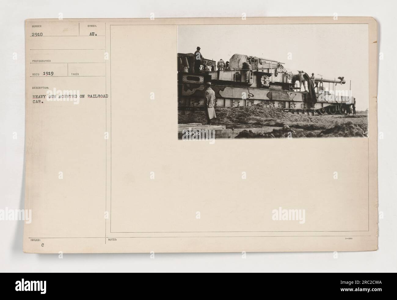 Un canon lourd monté sur un wagon de chemin de fer pendant la première Guerre mondiale. Cette photographie, prise en 1919, montre l'arme, étiquetée avec le symbole 'C' et portant le numéro de documentation 2910. Banque D'Images