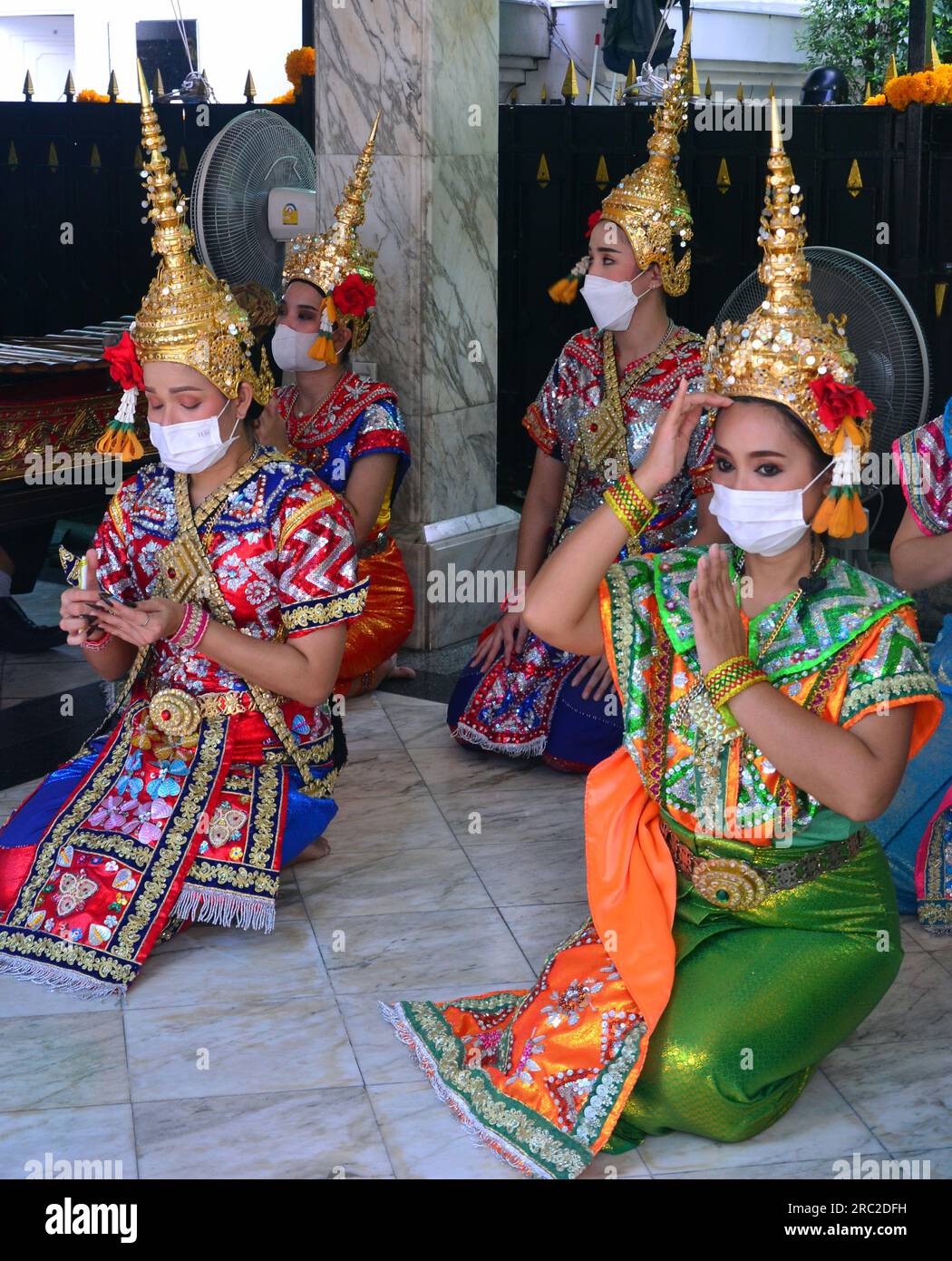 Danseuses en costumes traditionnels au sanctuaire Erawan, un sanctuaire hindou à l'intersection Ratchaprasong sur Ratchadamri Road dans le sous-district de Lumphini, Bangkok, Thaïlande. Banque D'Images