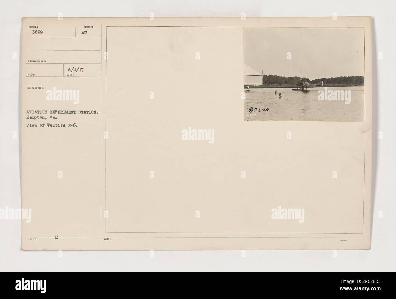 Photographie prise le 1 août 1917, à la station d'expérimentation de l'aviation à Hampton, en Virginie. L'image capture une vue d'un avion Curtiss -6 (numéro de série 83629 R18) au cours d'une expérience d'aviation militaire. Prise par le photographe Reed dans le cadre d'une série documentant les activités militaires américaines pendant la première Guerre mondiale Banque D'Images