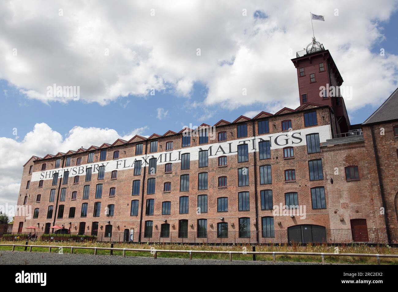 Élévation externe de la restauration récente de Shrewsbury Flaxmill Maltings. Le bâtiment était le premier bâtiment à ossature de fer au monde. Banque D'Images