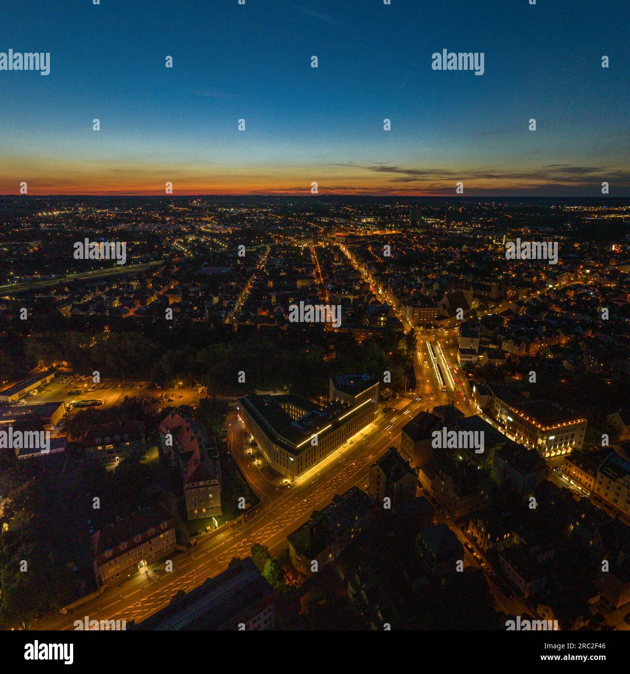 Belle nuit tombée sur Augsbourg, vue sur le quartier appelé Oberhausen Banque D'Images