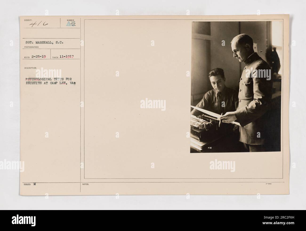 Tests psychologiques menés sur des recrues au Camp Lee, va pendant la première Guerre mondiale L'image montre un soldat participant à un test psychologique administré par le sergent Marshall, photographe au camp. Ces tests ont été utilisés pour évaluer l'aptitude mentale et l'aptitude au service militaire. Banque D'Images