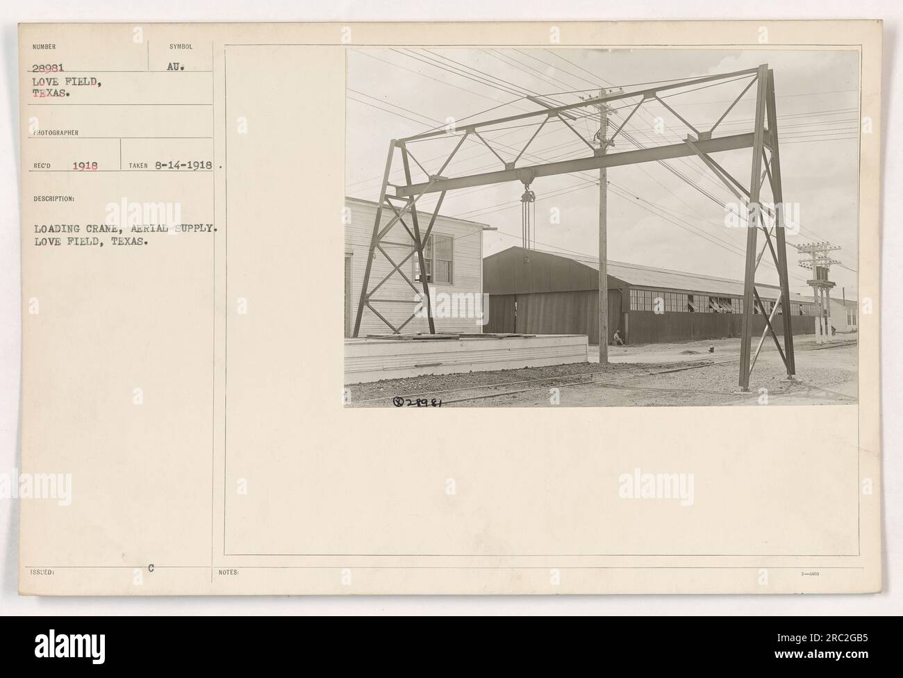 Grue d'approvisionnement aérienne utilisée pour charger de l'équipement à Love Field, au Texas, pendant la première Guerre mondiale. Cette photographie a été prise le 14 août 1918. Il fait partie de la série 111-SC et porte le numéro d'identification 28981. Les initiales du photographe sont REC et il a été enregistré en 1918. 8028981 et 3-4 sont des notes complémentaires. Banque D'Images