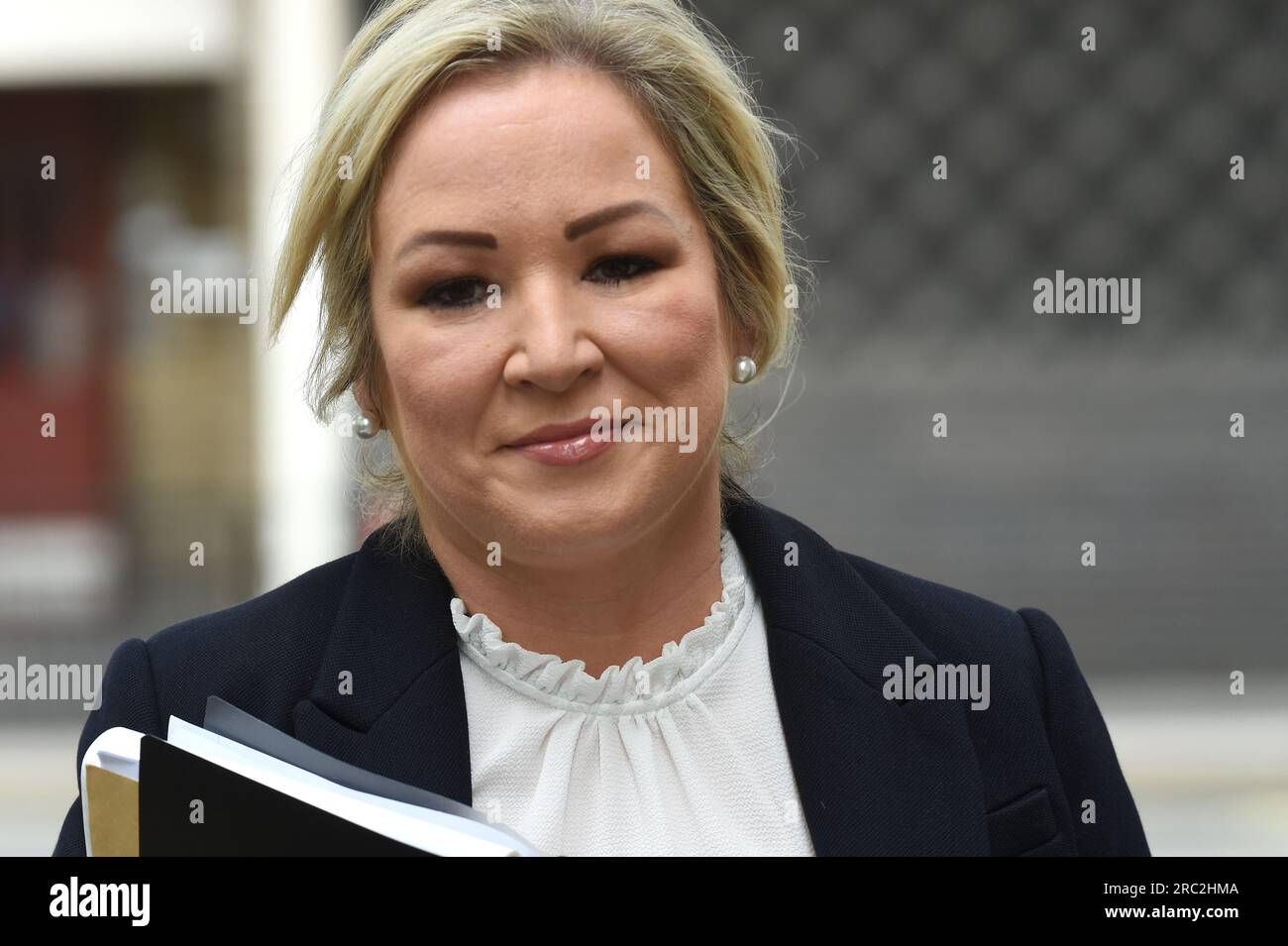 Londres, Royaume-Uni. 12 juillet 2023. Michelle 0'Neill ancienne vice-première ministre d'Irlande du Nord entre 2020-2022 et ancienne ministre de la Santé 2016-17 arrive pour témoigner. L'enquête britannique sur la Covid-19 est une enquête publique indépendante sur la réponse du Royaume-Uni à la pandémie de COVID-19 et sur l'impact de cette pandémie, et sur les leçons à tirer pour l'avenir, qui se tient à Dorland House dans l'ouest de Londres. Crédit : MARTIN DALTON/Alamy Live News Banque D'Images