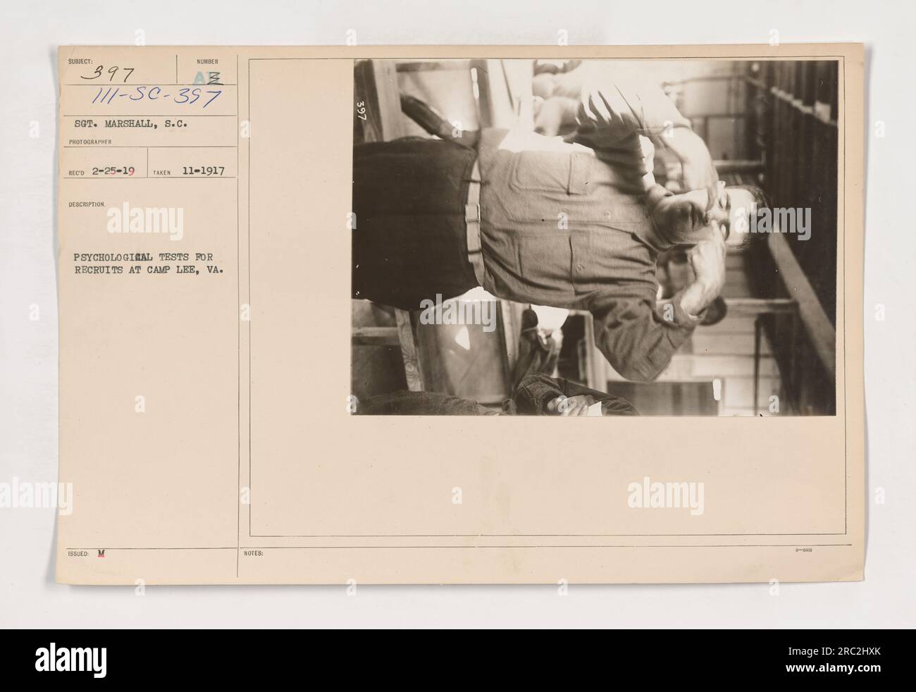 Les soldats à Camp Lee, va ont subi des tests psychologiques pendant la première Guerre mondiale Sur cette photo, on peut voir le sergent Marshall qui effectue l'un de ces tests dans le cadre du processus de recrutement. Le but de ces tests était d'évaluer l'aptitude psychologique des recrues avant qu'elles ne soient affectées à des rôles militaires. Banque D'Images