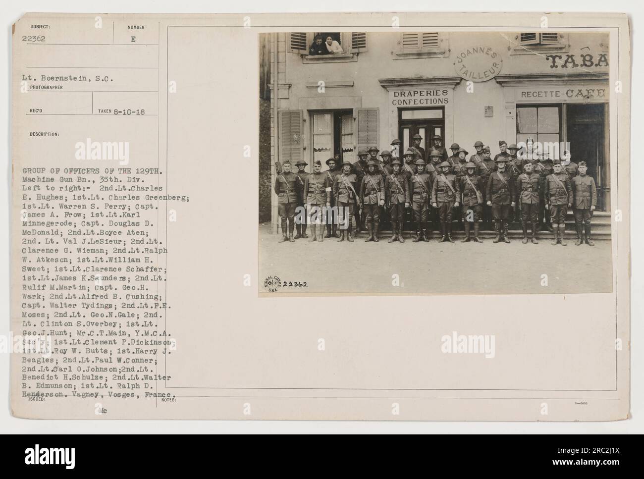 Groupe d'officiers du 129e bataillon de mitrailleuses, 35e division, dans une photographie prise le 10 août 1918, à Vagney, Vosges, France. De gauche à droite : le 2e lieutenant Charles E. Hughes, le 1e lieutenant Charles Greenberg, le 1e lieutenant Warren S. Perry, et plus encore. Numéro de description photographique : 22362. Photographie du lieutenant Boernstein, signal corps. Banque D'Images