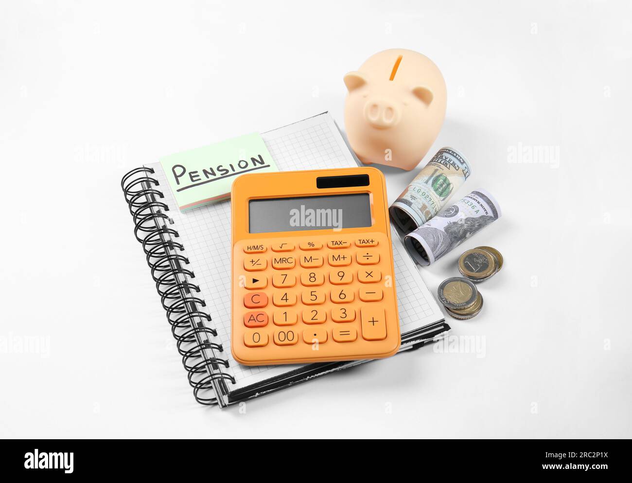 Calculatrice, tirelire et argent sur fond blanc. Concept de pension Banque D'Images