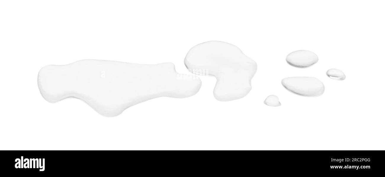 Flaque d'eau pure sur fond blanc Banque D'Images