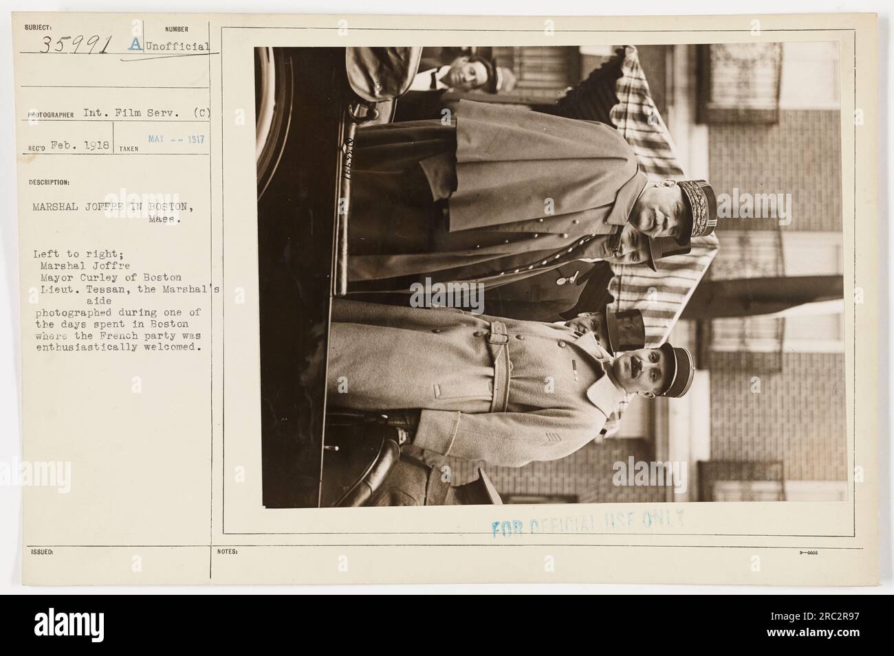 Sur cette photographie, prise en mai 1917, le maréchal Joffre est vu à Boston aux côtés du maire Curley et du lieutenant Tessan. Le parti français, dont Joffre, a été chaleureusement accueilli à Boston lors de leur visite. Banque D'Images