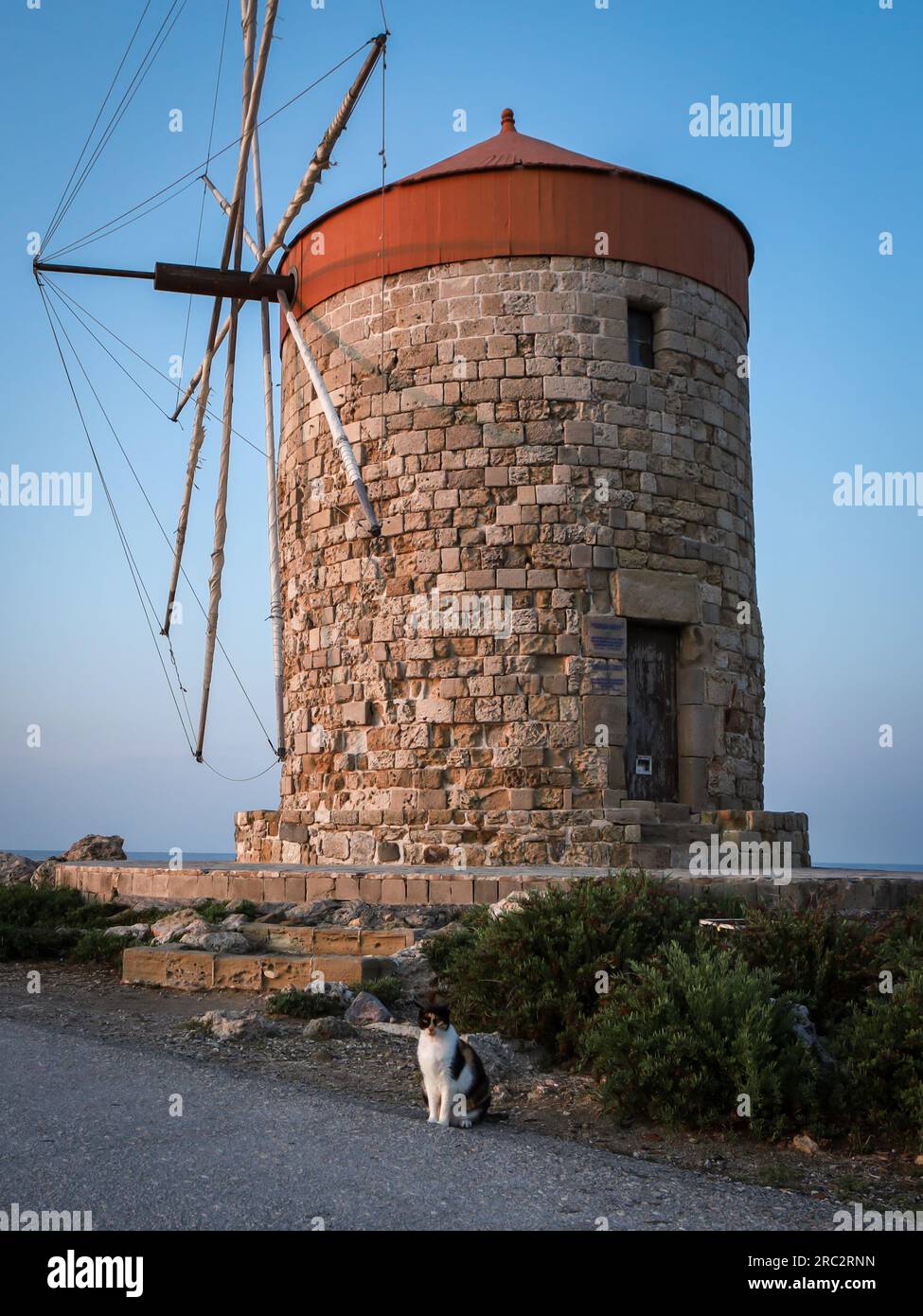 Rhodes, Grèce - 27 mai 2023 : les moulins à vent de Mandraki au coucher du soleil. Banque D'Images
