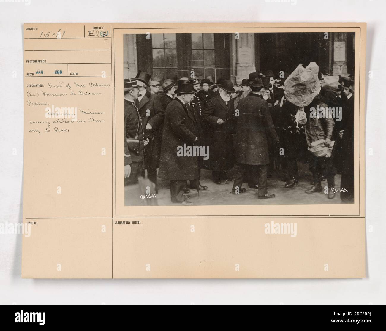 Mission américaine au départ de la gare Lerrit-Orléans lors de leur voyage vers Paris pendant la première Guerre mondiale. La photographie montre le groupe d'individus quittant la gare de la Nouvelle-Orléans, en direction d'Orléans, en France. Cette image a été prise par le photographe E. Reed le 13 janvier 1916. La photo fait partie de la collection 1541, avec le numéro de dossier FO.143. Banque D'Images