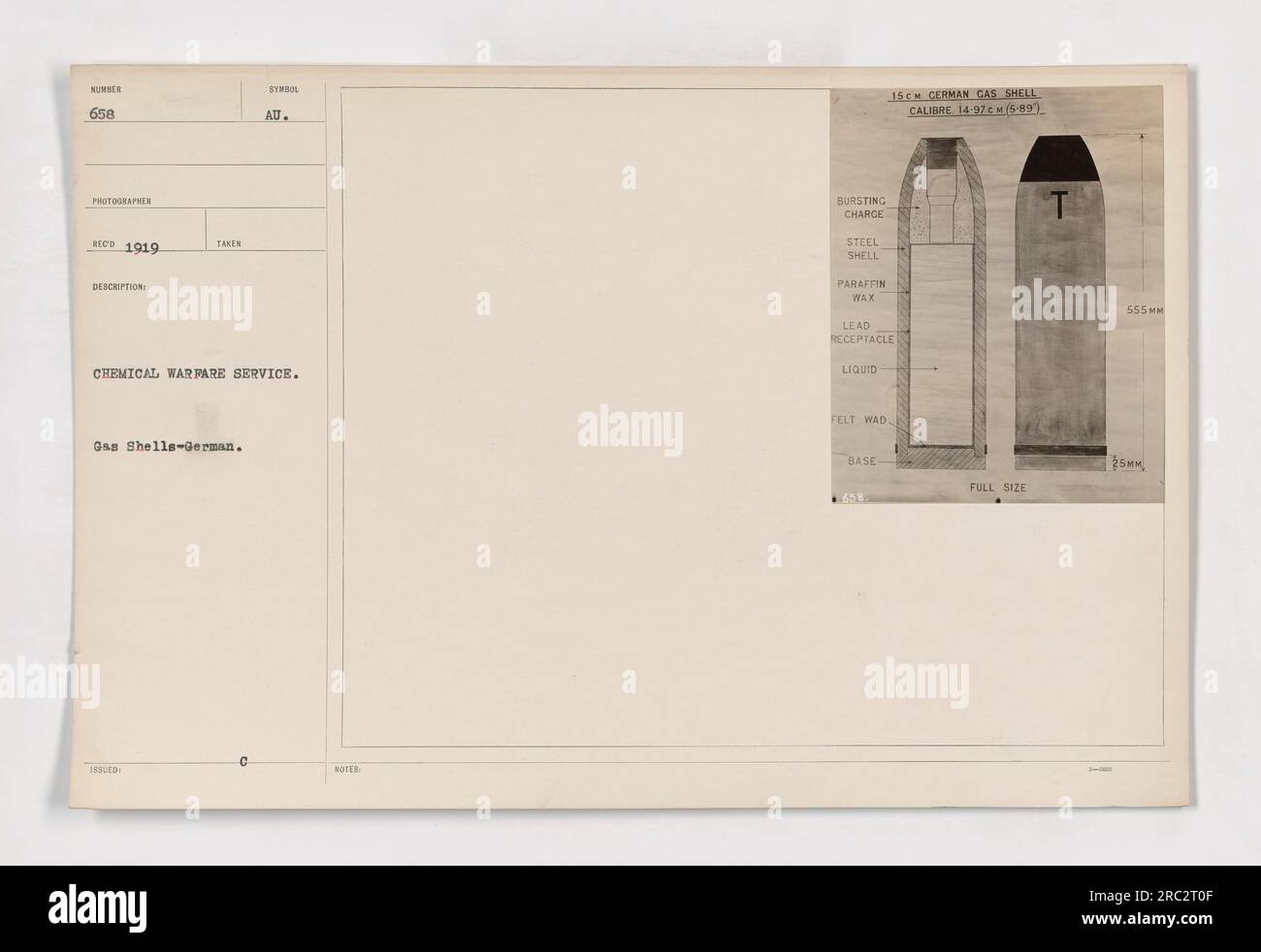 Cette photographie montre des obus de gaz allemands de 15cm, numéro 658. Les obus ont été utilisés par le Chemical Warfare Service pendant la première Guerre mondiale. Ils avaient une charge d'éclatement, coque en acier, cire de paraffine, récipient de plomb, bourre de feutre liquide, et une base de 15cm. La coquille avait un calibre de 14,97 cm, et sa taille totale était de 555 mm. Banque D'Images