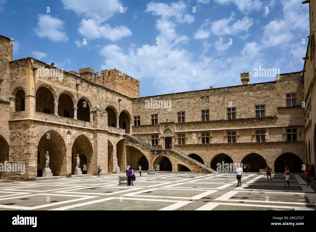 Rhodes, Grèce - 27 mai 2023 : cour intérieure du Palais du Grand Maître des Chevaliers de Rhodes. Banque D'Images