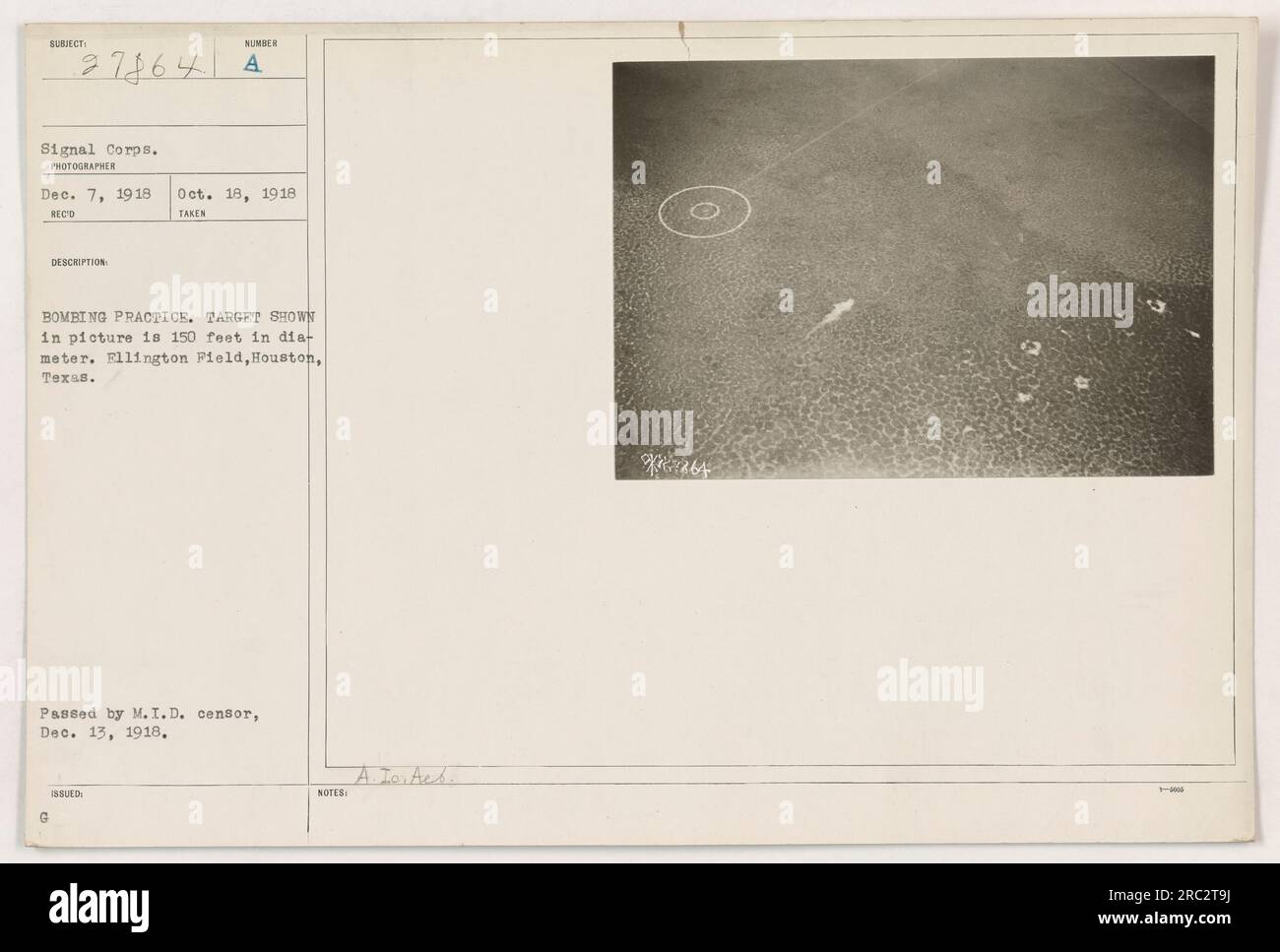 Cette photographie, prise le 18 octobre 1918, montre un entraînement à la bombe à Ellington Field à Houston, Texas. La cible sur la photo a un diamètre de 150 pieds. La photographie a été transmise par le censeur du M.I.D. le 13 décembre 1918. Remarque : l'activité n'est pas identifiée. Banque D'Images