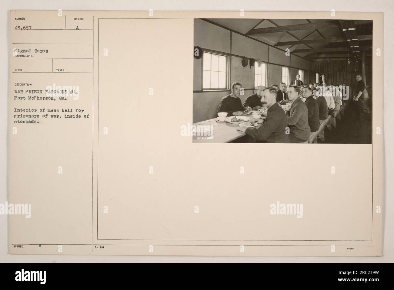 Intérieur du mess pour prisonniers de guerre à la caserne de prison de guerre #1 à fort McPherson, Géorgie. La photographie montre la salle à manger à l'intérieur de la palissade, étiquetée NUMER 45 657 par le signal corps. L'image a été prise et publiée par RECO, et fait partie d'une série intitulée 'Photographs of American Military Activities during World War One'. Banque D'Images