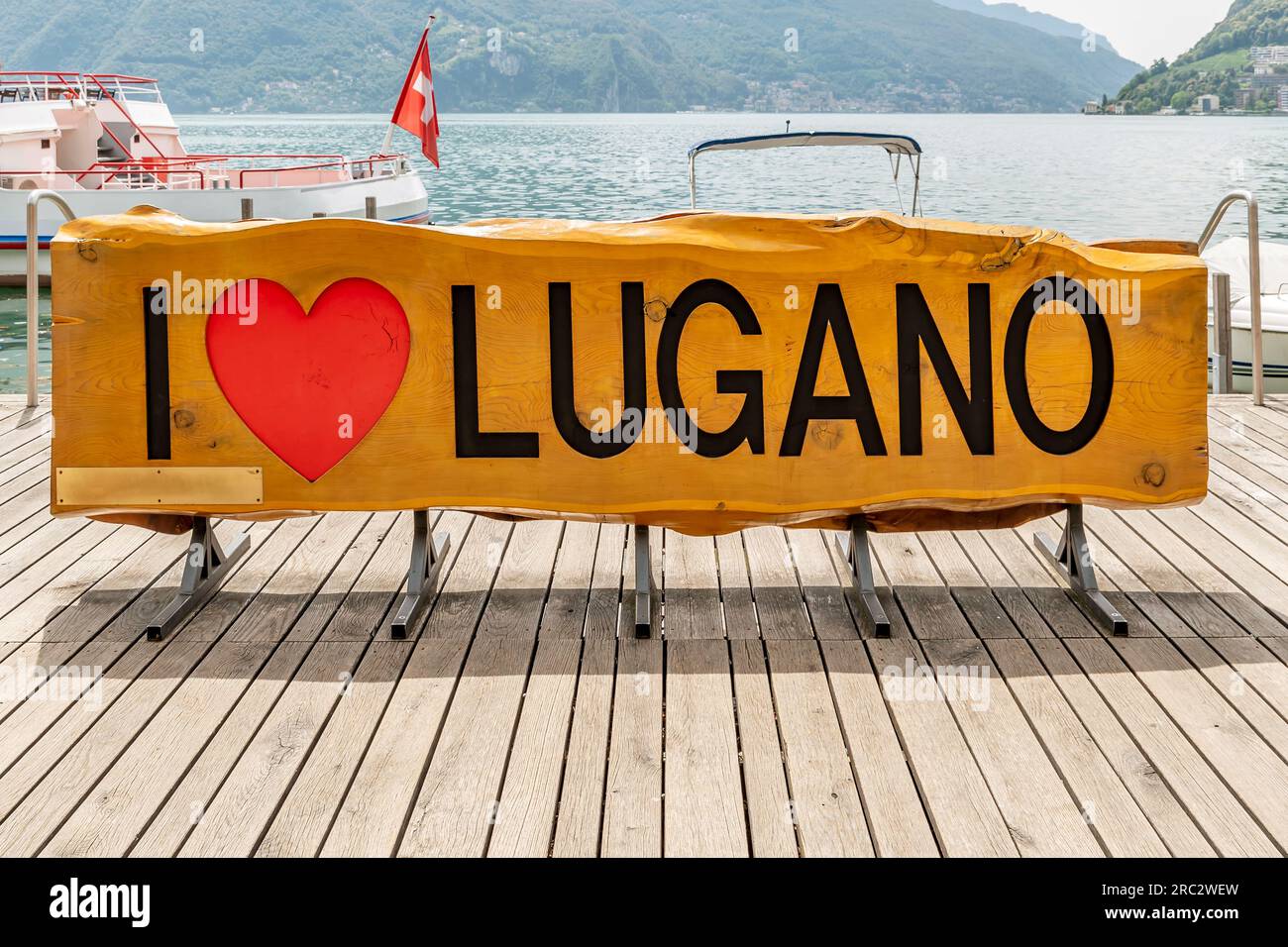 Une inscription gravée sur bois dans le centre historique de Lugano, en Suisse, dit que j’aime Lugano avec un cœur rouge Banque D'Images